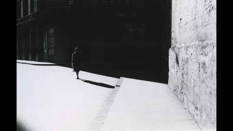 A street in Barcelona, Spain, in 1961. Metzker "was terrifically different," Miller <a href="index.php?page=&url=https%3A%2F%2Fwww.nytimes.com%2F2014%2F10%2F12%2Farts%2Fartsspecial%2F-ray-k-metzker-art-photographer-dies-at-83.html" target="_blank" target="_blank">told The New York Times</a> after Metzker's death. "He was never satisfied with simplicity."