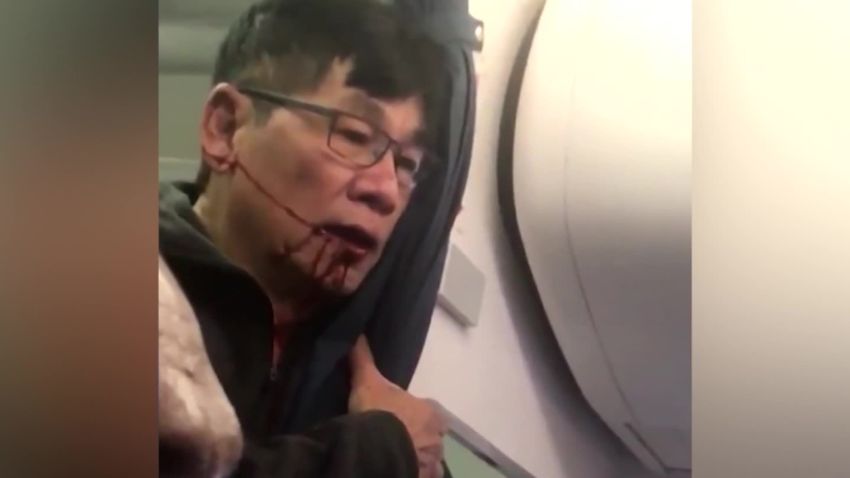 cnnee pkg yilber united airlines fiasco video viral david dao pasajero arrastrado_00005907.jpg