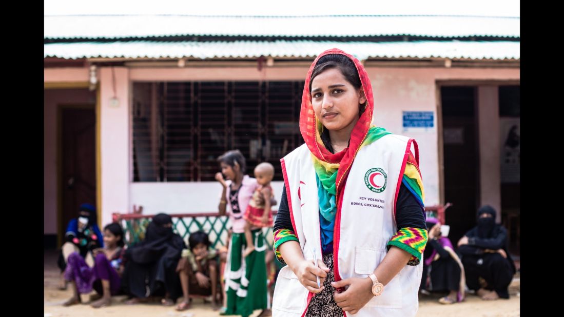 Tarniz Sultana Sweety, a volunteer from the Bangladesh Red Crescent Society, during a tarpaulin distribution.