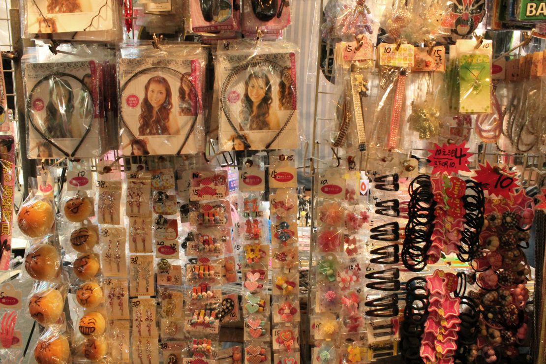Head to Temple Street market to find the best novelty souvenirs.