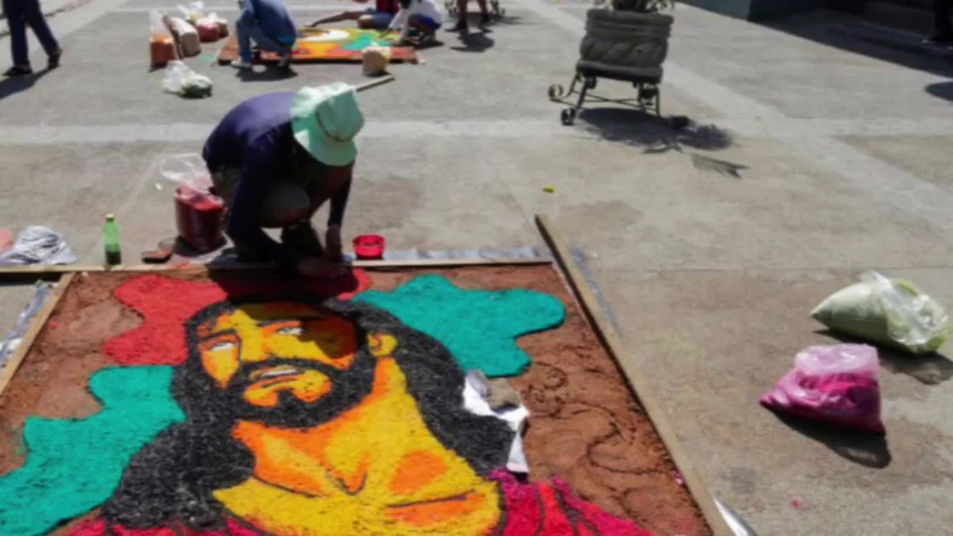 An artist creates Alfombras in Nicaragua.