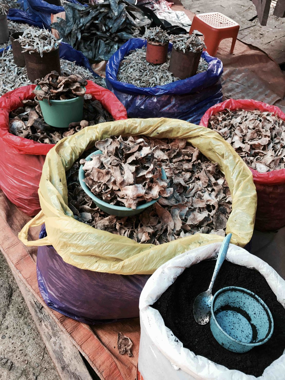 Black powder from the keluak fruit.