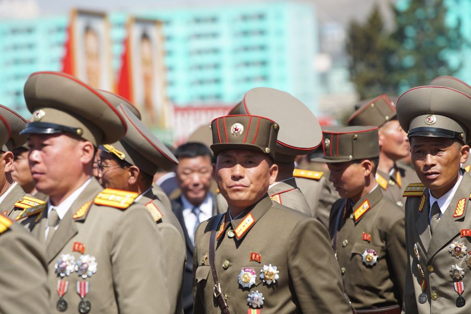 A large part of the crowd was made up of soldiers.