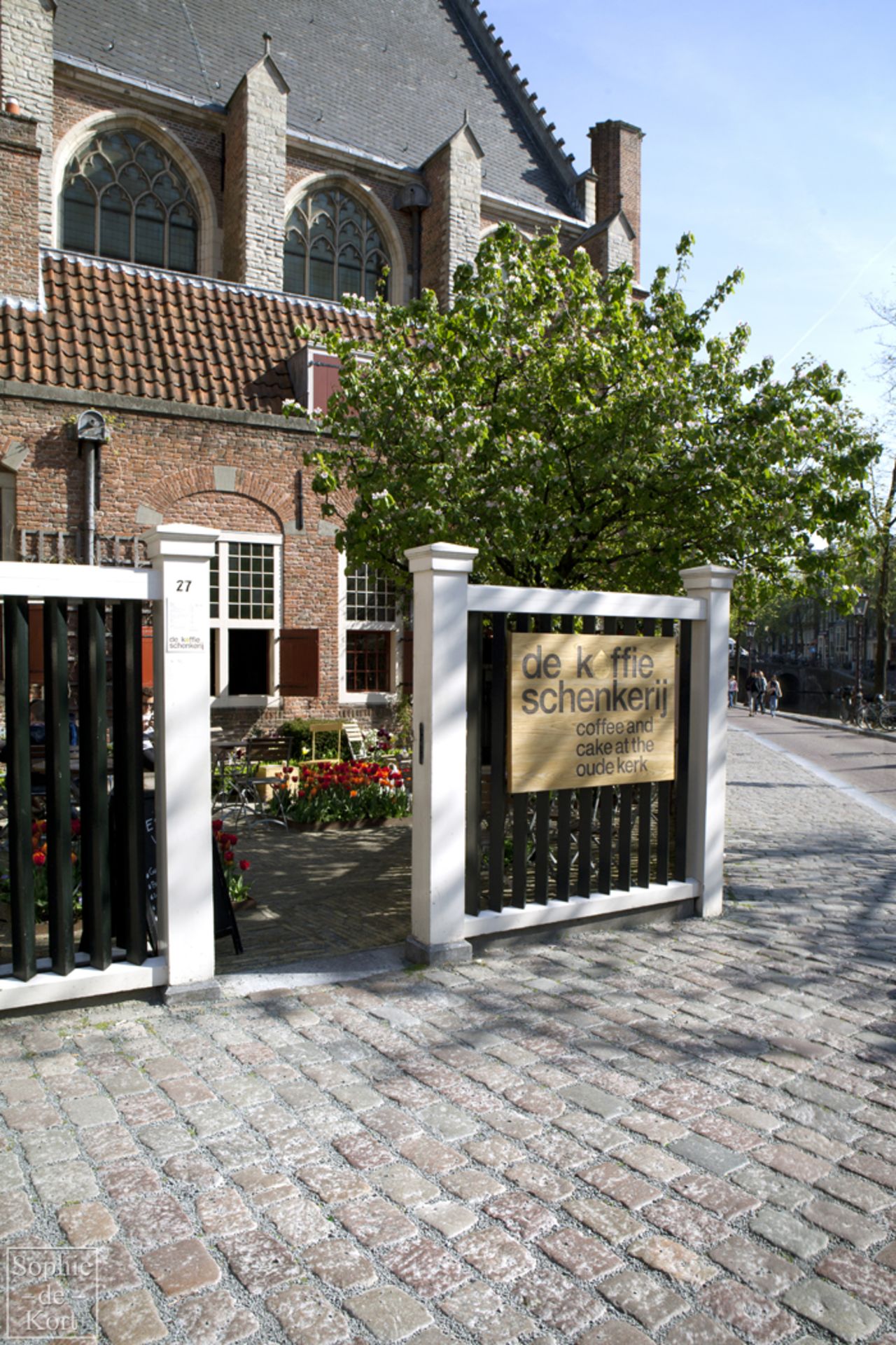 Coffee worship. De Koffieschenkerij is hidden in the Oude Kerk church.