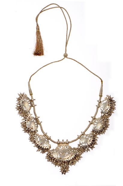 Women from the Khati community in Bikaner, Rajasthan were historically experts in mounting silver foil on wood, from which this necklace takes its cue.