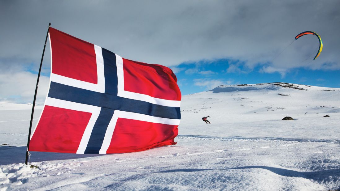 The Norwegian flag is planted in the middle of one of the largest annual snow kiting races in the world, the Ragnarok. The race is so long that athletes use the flag of the host country to orient themselves.
