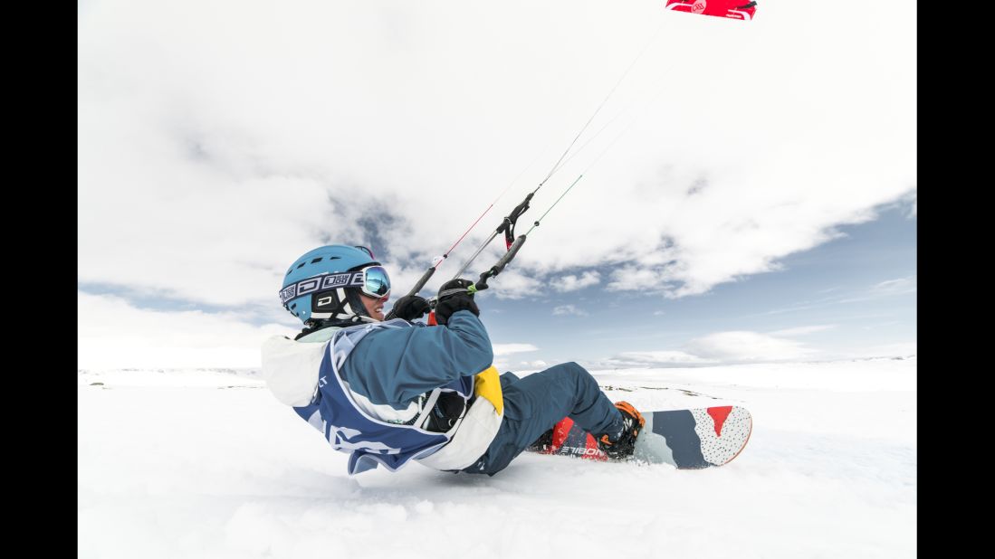 The race takes place on Hardangervidda, a Norwegian national park  devoid of power lines and tall buildings, ideal for the sport.