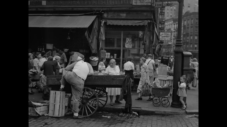 The scene near Suffolk and Hester Streets in 1946. 