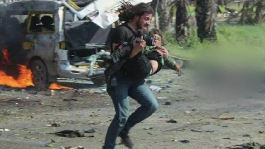 syria bus bombing photographer helps boy jpm orig_00010925.jpg