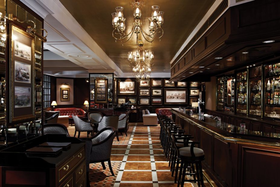 The Gallery Bar also pays tribute to the British era, with dark wood furniture, brass accents, and photos from the 1800s.