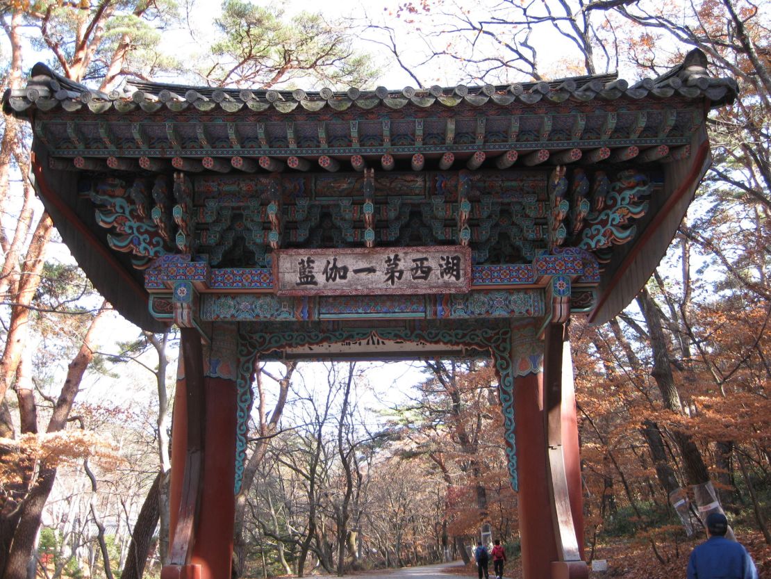 Songnisan means, "to leave mainstream society." Perhaps a bit exaggerated, but yes, we get it: it's beautiful.