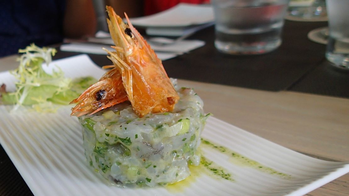 Tartar de Gambas: that's fresh prawn tartar dressed with lemon and olive oil to you.