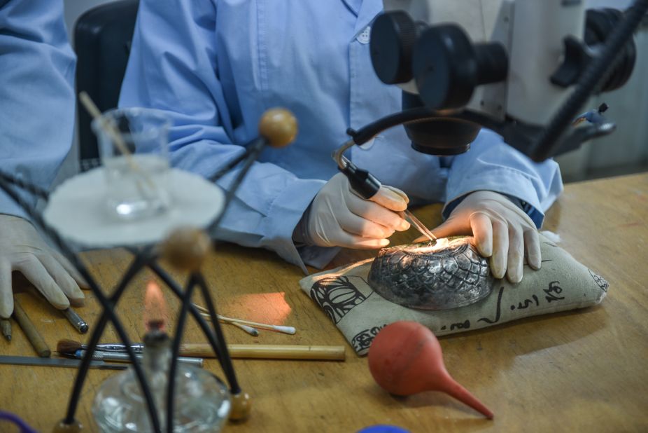 <strong>Inspecting relics: </strong>Scientists at the Shaanxi Provincial Institute of Archaeology examine artifacts found at ancient sites in China.