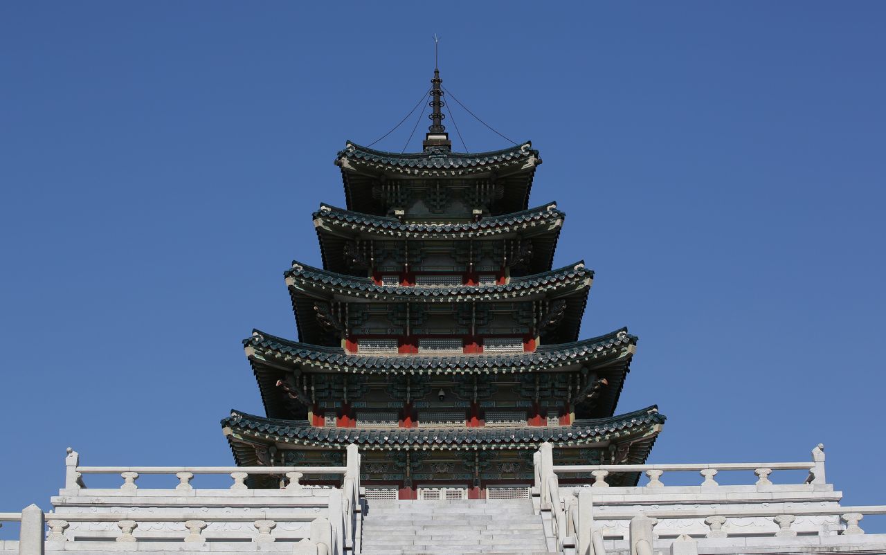 Immerse yourself in Korea's past at the National Folk Museum of Korea.