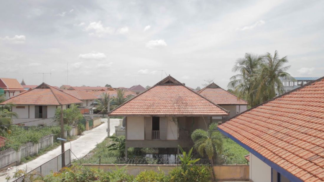 The 100 Houses in Phnom Penh, built for workers of the National Bank of Cambodia, were influenced by traditional Khmer wooden houses built on stilts, with sloped roofs that keep rain and sunlight at bay.
