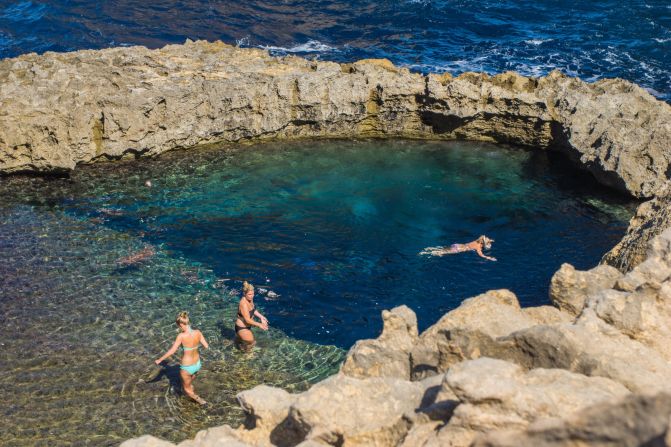 <strong>Blue Hole: </strong>The Azure Window once overlooked the Blue Hole, a 10-meter wide, 25-meter deep sea pool which is a hotspot for swimmers and divers. 