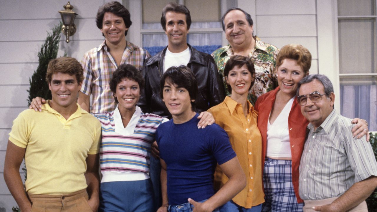 Ted McGinley, Anson Williams, Erin Moran, Henry Winkler, Scott Baio, Linda Goodfriend, Al Molinaro, Marion Ross, Tom Bosley (Photo by ABC Photo Archives/ABC via Getty Images)