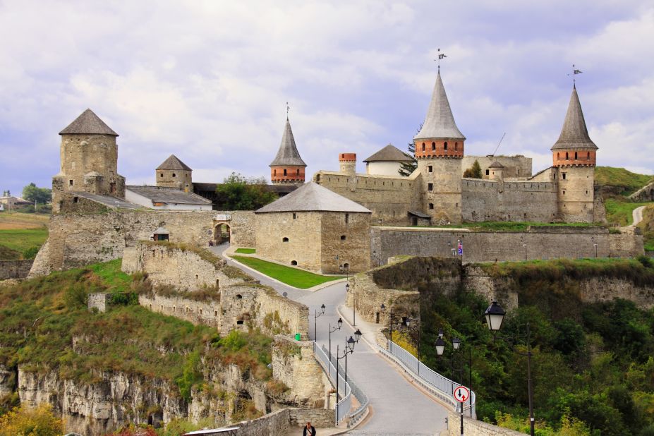<strong>Kamianets-Podilskyi: </strong>The commanding Kamianets-Podilskyi fortress stands on an island surrounded by a canyon and encircled by the Smotrych River. Photo: Ferad Zyulkyarov/Flickr.