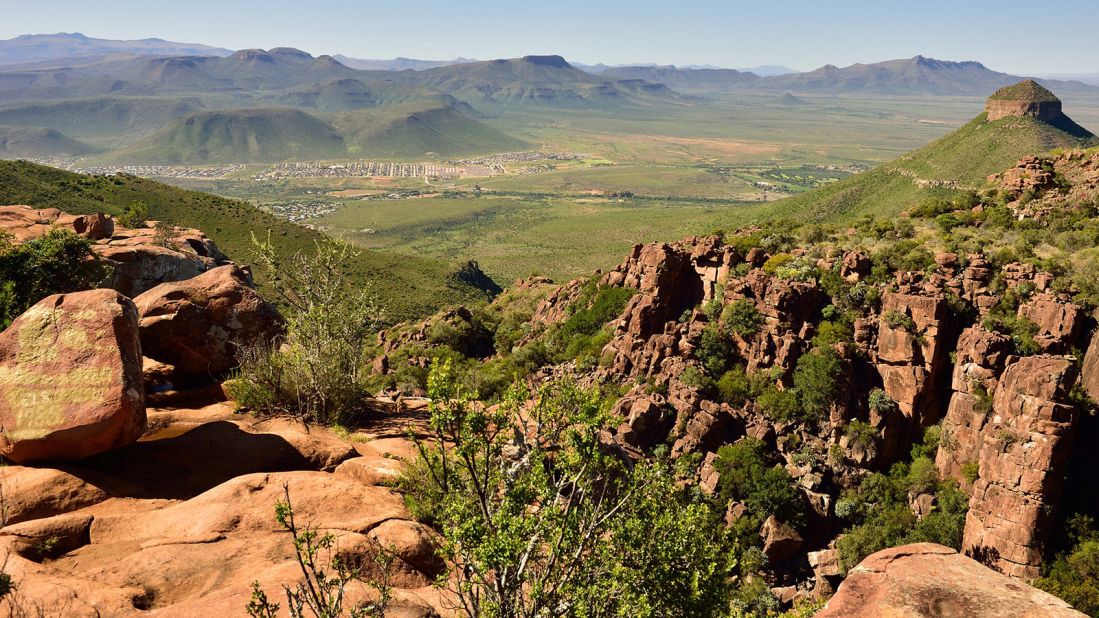 <strong>Valley of Desolation, Graaff-Reinet:</strong> The valley inside the Camdeboo National Park is famous for its cliffs and natural Dolerite rock columns rising as high as 120 meters above ground. (SOUTH AFRICAN TOURISM/Flickr/CC by 2.0)