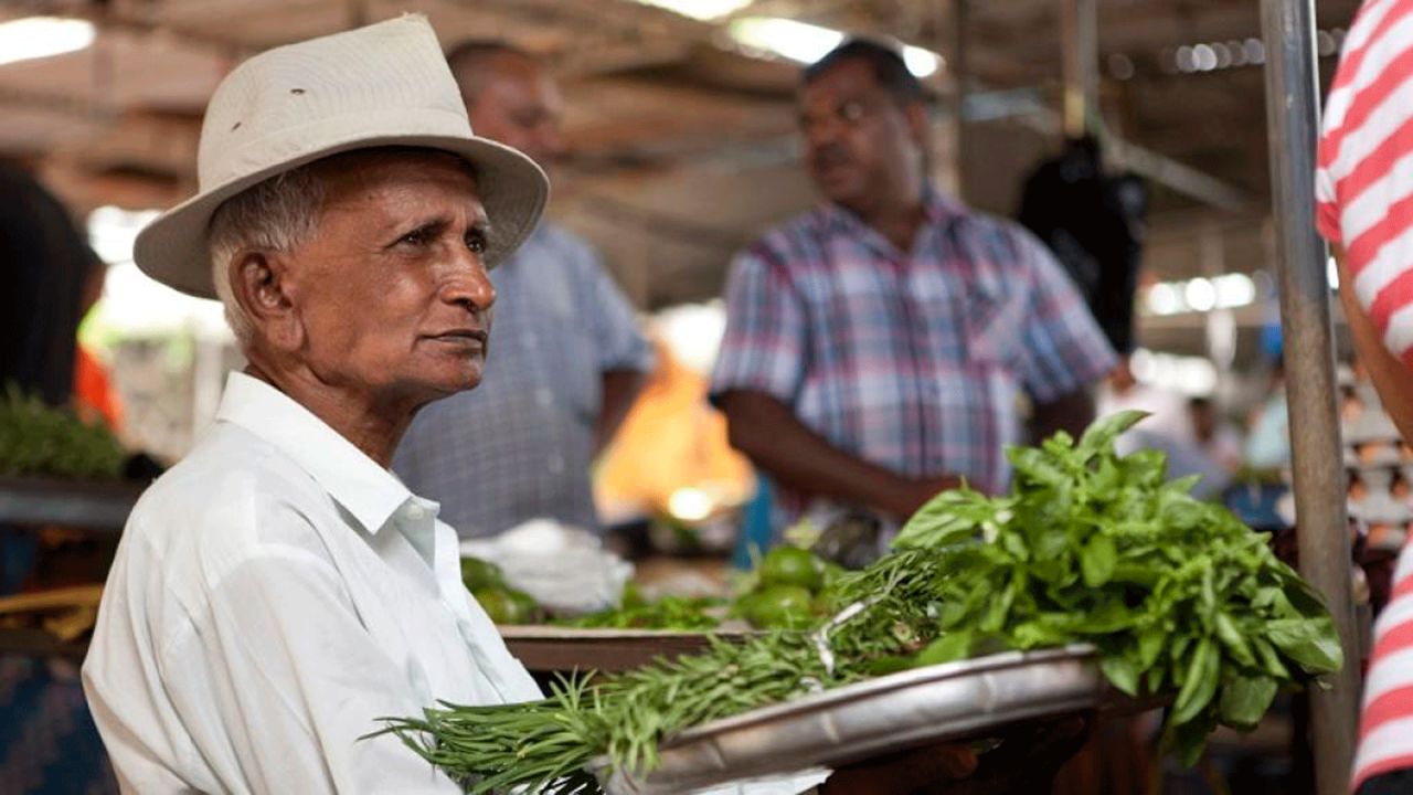 Mauritian-food---man-at-market