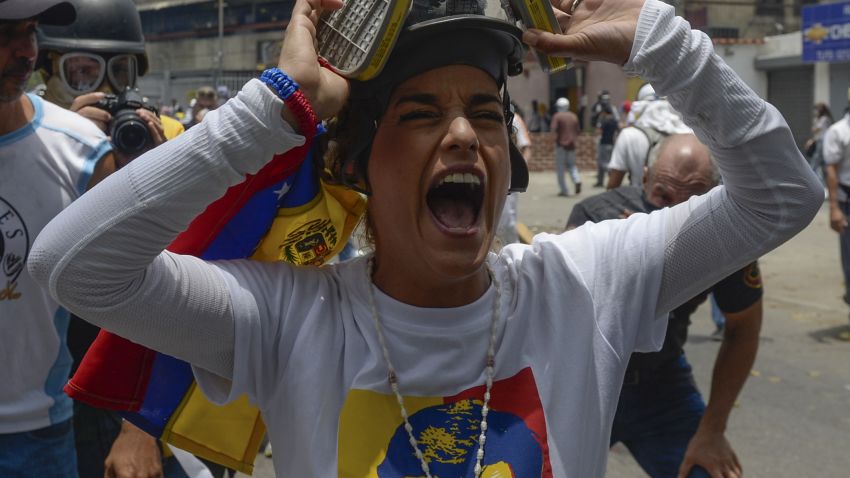 TOPSHOT - Lilian Tintori, wife of jailed Venezuelan opposition leader Leopoldo Lopez, gestures during a protest against Venezuelan President Nicolas Maduro, in Caracas on April 19, 2017.
Venezuela braced for rival demonstrations Wednesday for and against President Nicolas Maduro, whose push to tighten his grip on power has triggered waves of deadly unrest that have escalated the country's political and economic crisis. / AFP PHOTO / FEDERICO PARRA        (Photo credit should read FEDERICO PARRA/AFP/Getty Images)