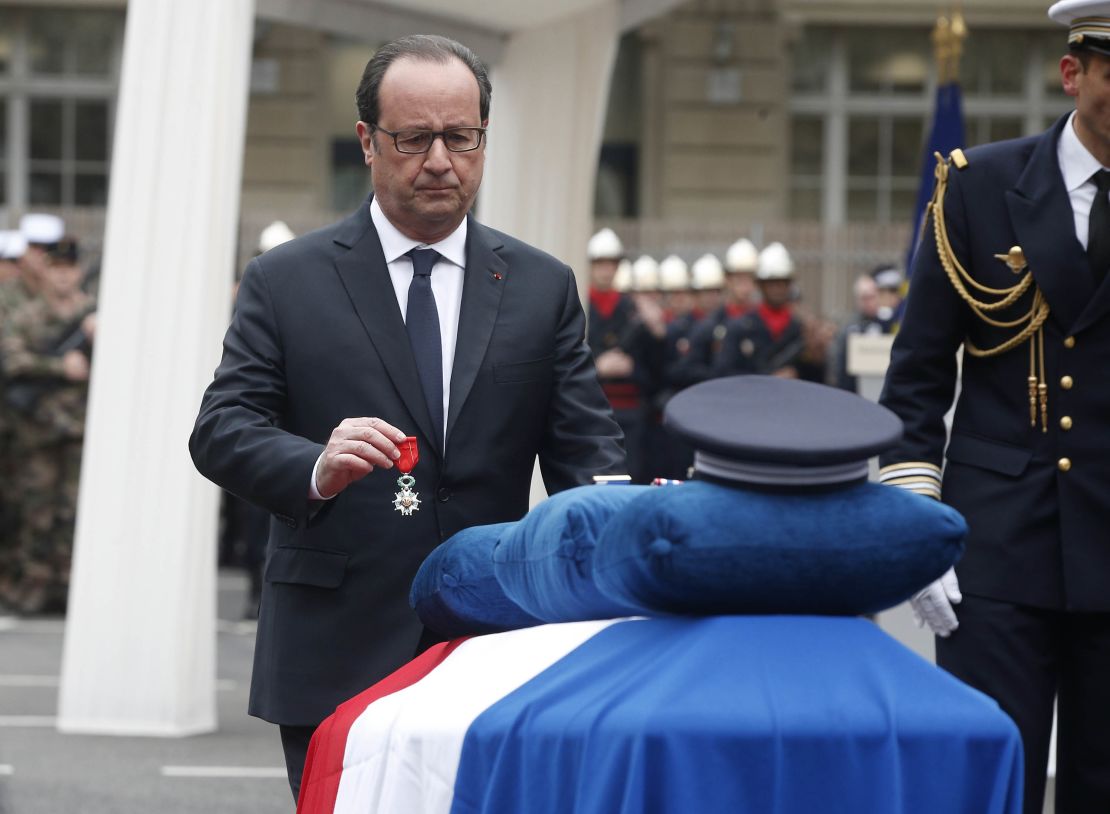 Hollande posthumously awards Jugelé.