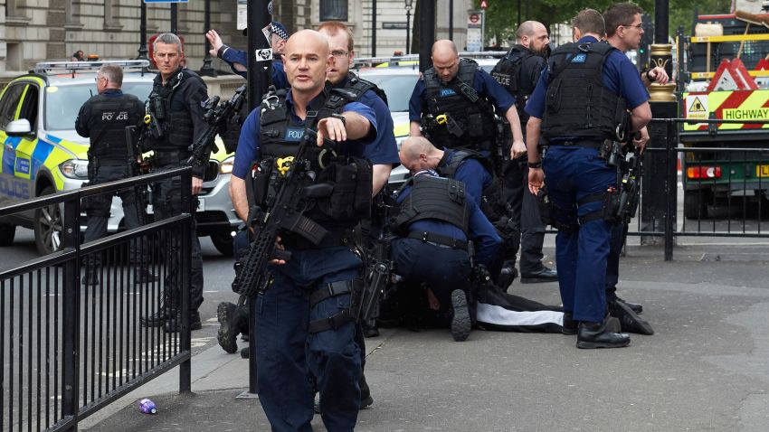 Firearms officiers from the British police arrest a man on Whitehall near the Houses of Parliament in central London on April 27, 2017.
Metropolitan police attended an incident on Whitehall in central London near the Houses of Parliament where one man was arrested. / AFP PHOTO / Niklas HALLE'N        (Photo credit should read NIKLAS HALLE'N/AFP/Getty Images)