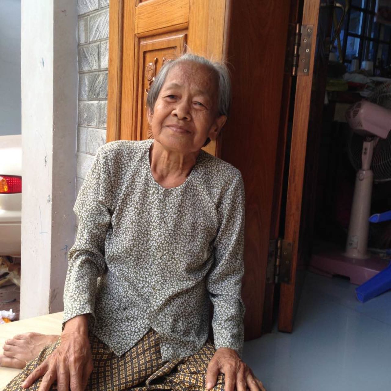 Grandma Sok Loun, from Siem Reap, taught San how to cook "na tang"