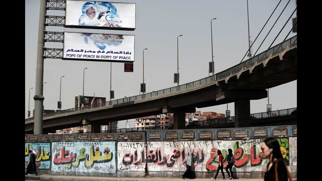 A billboard features Pope Francis above a Cairo street.