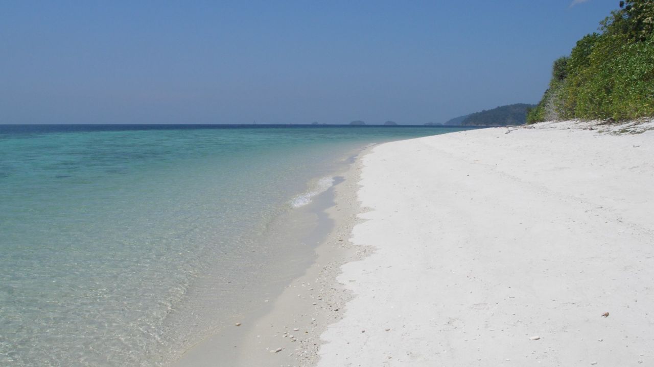 Stunning sandy beaches at Koh Rawi.