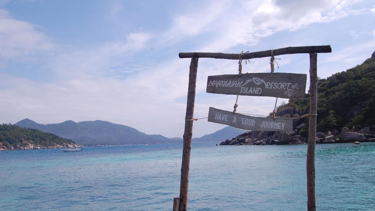 The clear seas of Koh Nangyuan.
