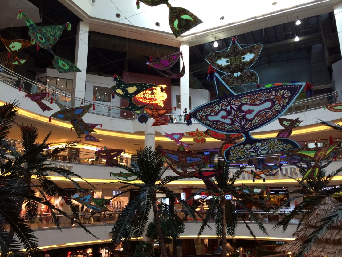 Midvalley Mall, Kuala Lumpur Beautiful water fountain art, ever so  welcoming.