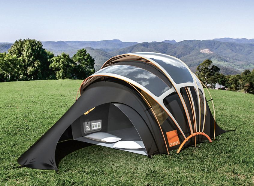 This shelter, designed for festival-goers, is covered by a dome of solar panels. The energy collected can be used to charge mobile devices, thanks to photovoltaic threads embedded in the fabric. 