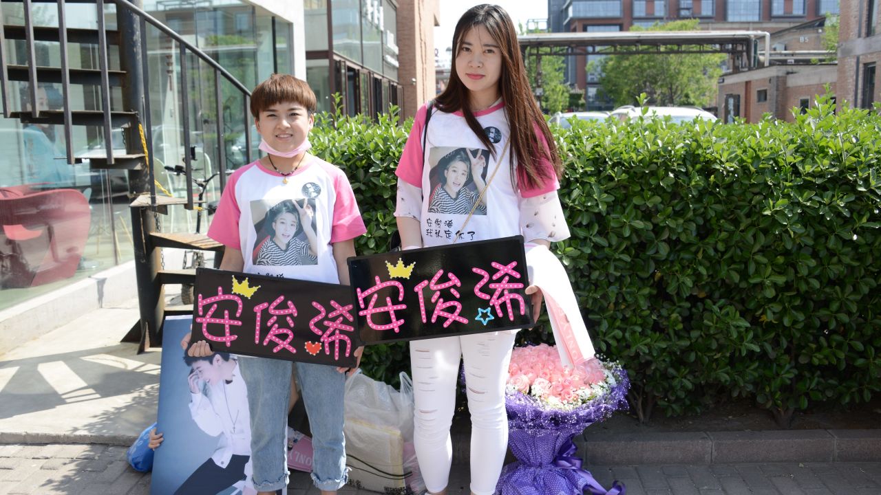 Fans (Ai Jun is on the left) came to the FFC-Acrush press conference bearing roses.