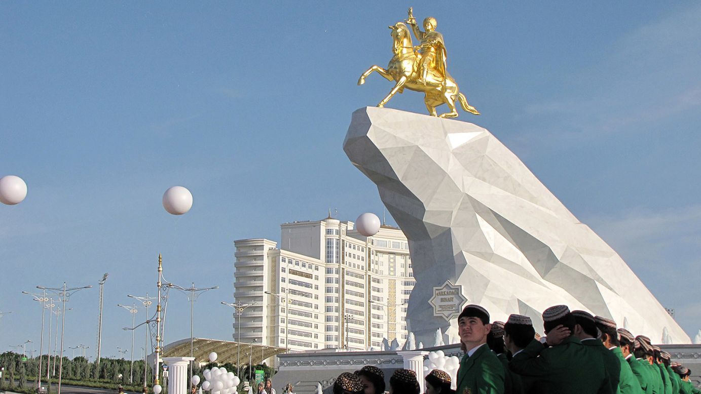 <strong>Ashgabat, Turkmenistan: </strong>The current president Gurbanguly Berdymukhamedov has built himself a new golden statue in the center of town.