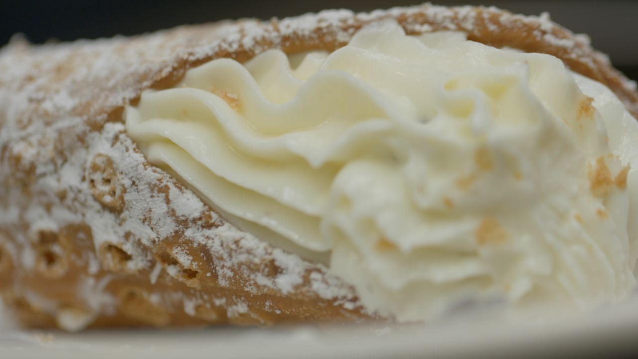 Cannoli, please.