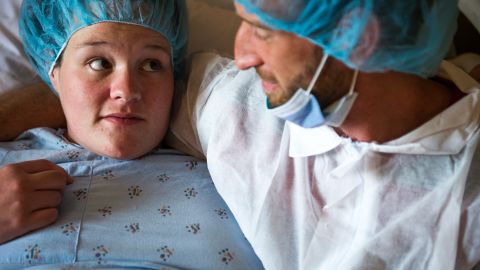 Jessica picks her boyfriend, Jason Smith, to be in the delivery room, but she lectures him not to pass out during the birth.