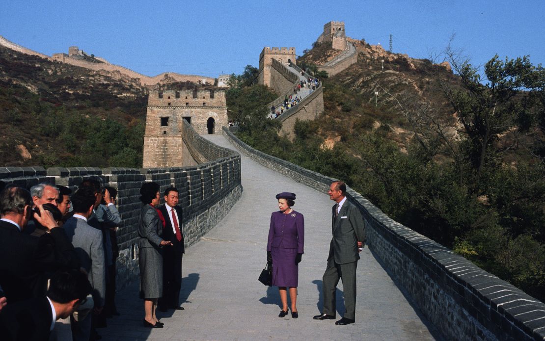 Queen Elizabeth ll and Prince Philip visit the Great Wall of China in 1986.