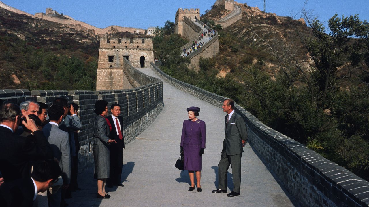 Queen Elizabeth ll and Prince Philip visit the Great Wall of China in 1986.