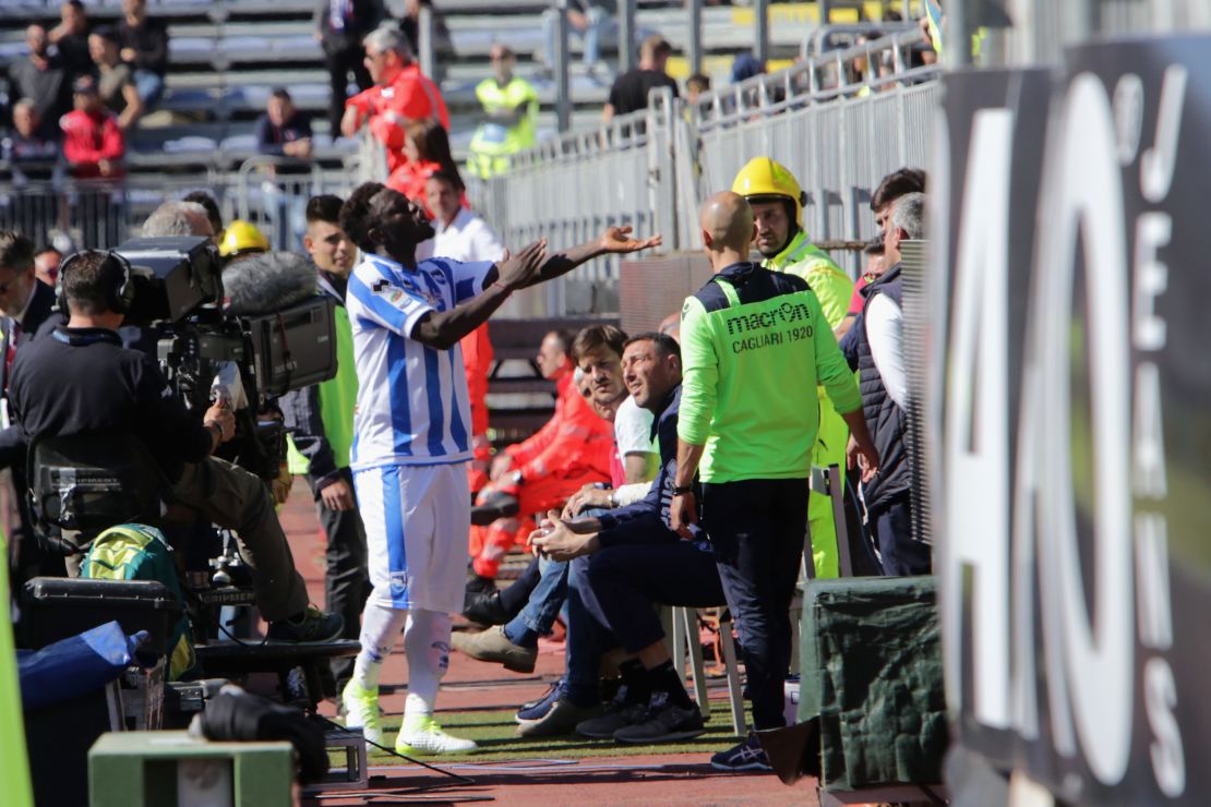 Muntari reacts with the supporters during Pescara's game at Cagliari.