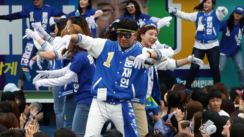 GOYANG, SOUTH KOREA - MAY 04:  Supporters of South Korean presidential candidate Moon Jae-in of the Democratic Party of Korea, cheer during a presidential election campaign on May 4, 2017 in Goyang, South Korea. Preliminary voting has started at local polling stations across South Korea prior to the primary Presidential election on May 9.  (Photo by Chung Sung-Jun/Getty Images)