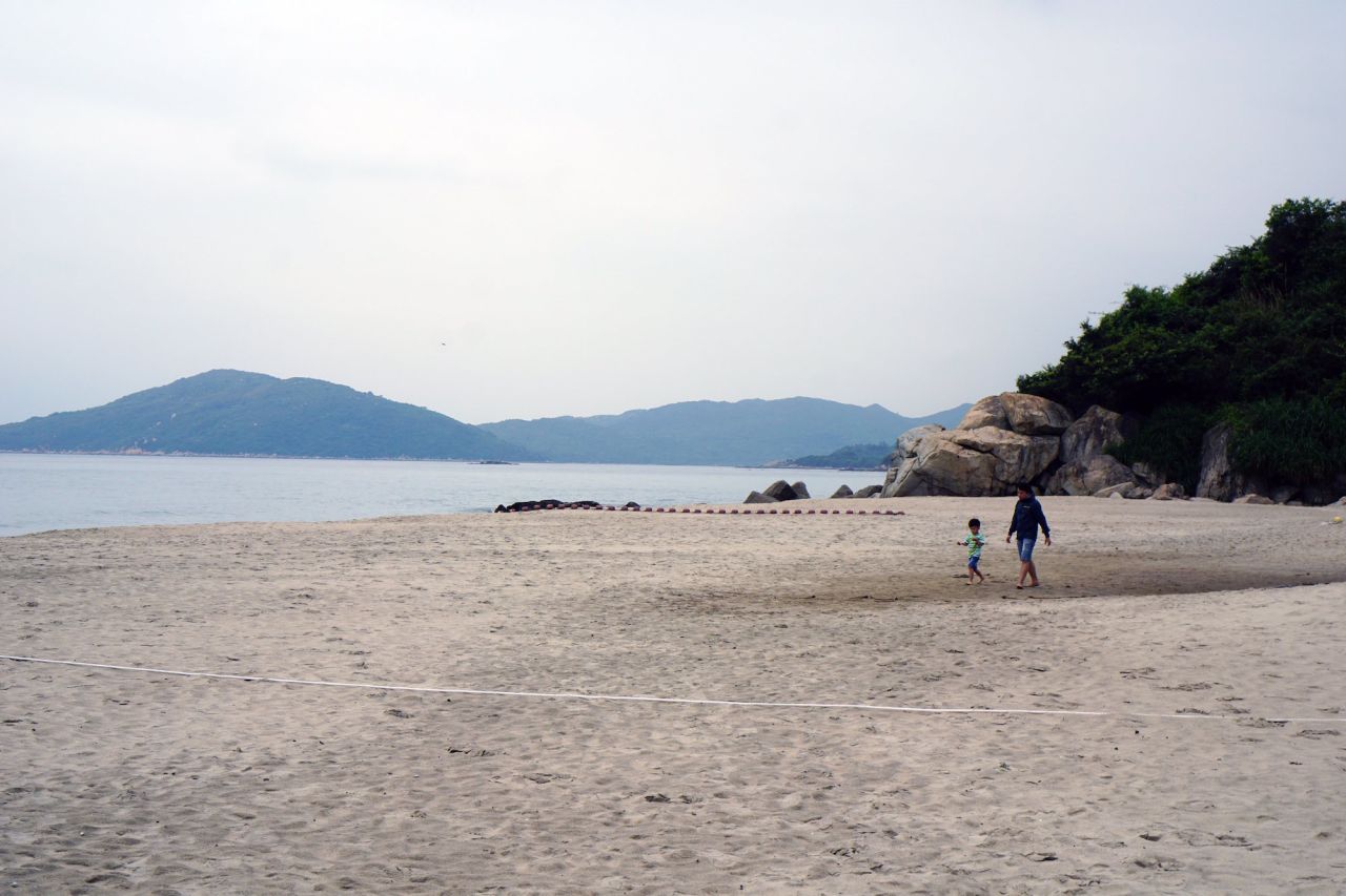 <strong>Lower Cheung Sha Beach: </strong>Near the camp site, Lower Cheung Sha Beach is a popular spot for snacks and drinks.