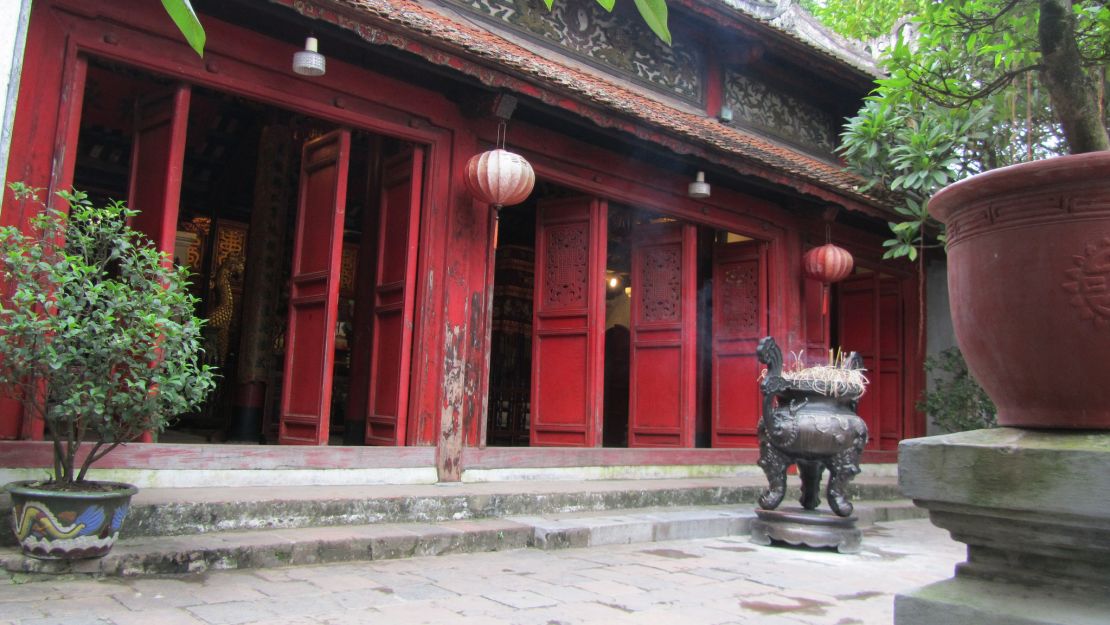 The island temple of Ngoc Son Temple.