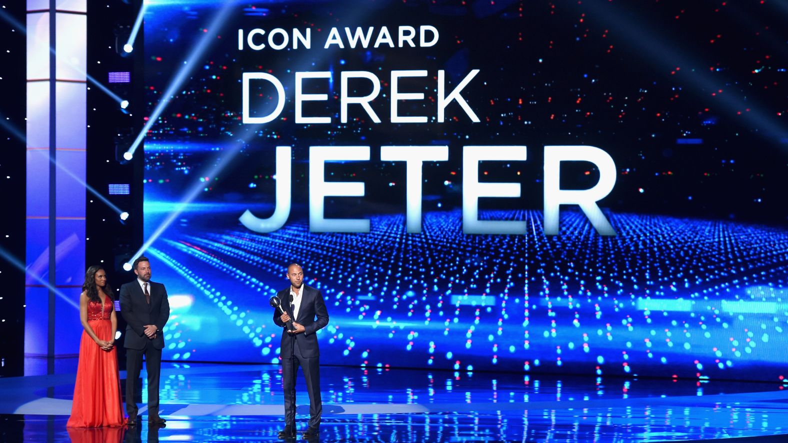 Jeter accepts an Icon Award during the 2015 ESPYs.
