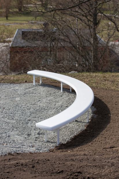 Los Angeles designer Jonathan Olivares visited the site in 2016 and discovered disused boules courts, which were renovated and improved with the introduction of a curving bench. It was made using a rolled metal surface with the same width as a new concrete border around the courts.