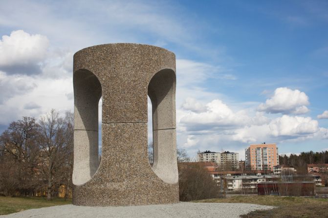 Philippe Malouin drew inspiration from street furniture such as bollards when creating his cylindrical shelter, which is cast from six concrete sections. The inner surfaces are smooth concrete, while the outside is pebble-dashed to accentuate its urban character.