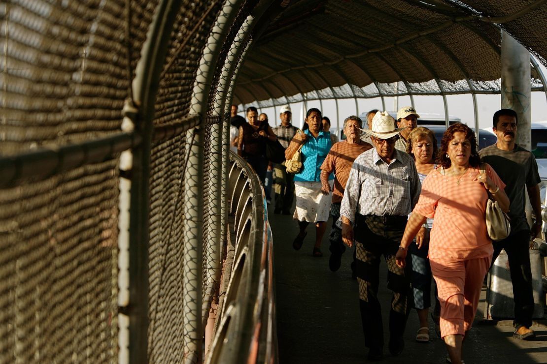 02 US Mexico pedestrian bridges el paso