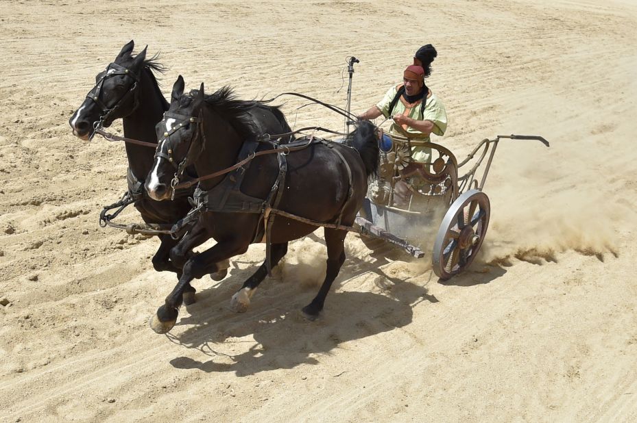 The film recreates the chariot races typically staged in Ancient Rome.