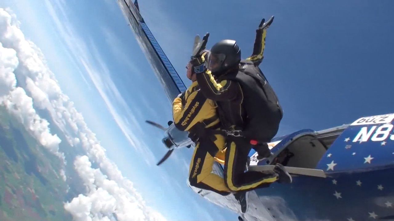 old skydiver thumb 2