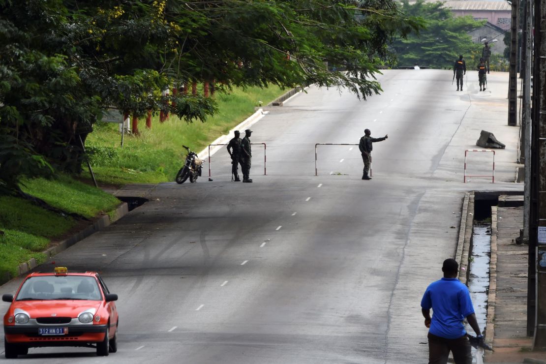 Mutinous soldiers block the street in front of the general staff in Abidjan, on May 15, 2017.